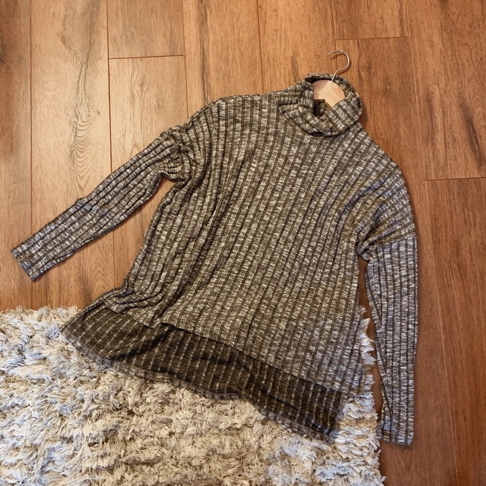 American Eagle Turtle Neck